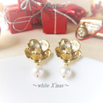クリスマスローズと淡水パールのピアス～ホワイトクリスマス～