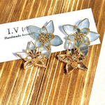 蓮の花 ツインピアス スモーキーライトブルー / 蓮の花 2連ピアス Lotus Flower ワイヤーレジン ワイヤークラフト レジンピアス ハンドメイドピアス 蓮 和装ピアス 浴衣 夏 水色
