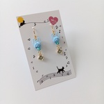 ペールブルー猫ちゃん&勿忘草サージカルステンレスピアス(イヤリング変更無料)