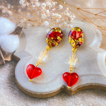 【Passion Rose Drops】情熱の薔薇 揺れるハートピアス ドライフラワー 押し花  手染めビーズ 金属アレルギー対応 サージカルステンレス ピアス イヤリング可