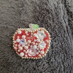 りんごのブローチ🍎　ビーズ刺繍