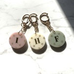 レジン/イニシャル入り【ミルキーカラーキーホルダー】キーホルダー／ギフト