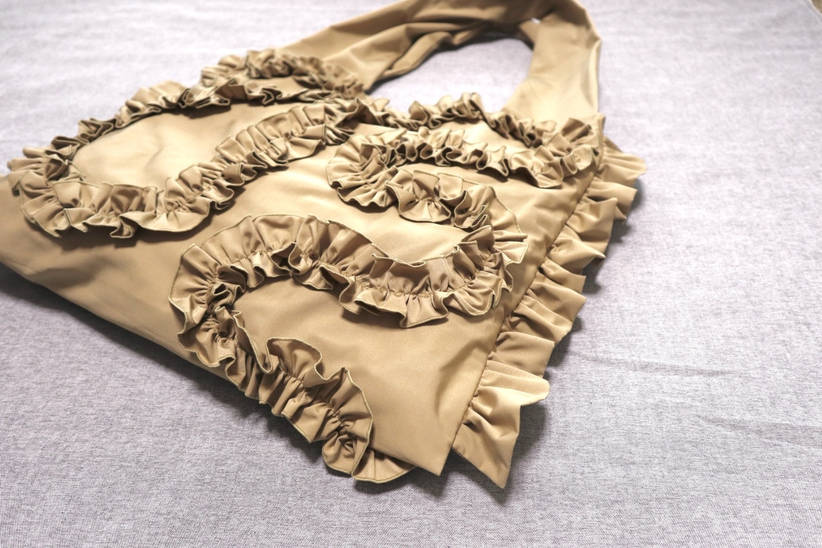 【B"tottwy】　フリルトート　ビッグトート ~Artistic mate~ Lサイズ　Camel beige