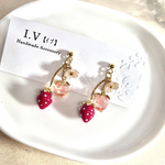 \大人気‼︎/ いちご　ピアス　レッド×クリアピンク／ハンドメイドピアス　いちごピアス　苺ピアス　イチゴピアス　かわいいピアス　可愛いピアス　金属アレルギー対応　手作りピアス　サージカルステンレス