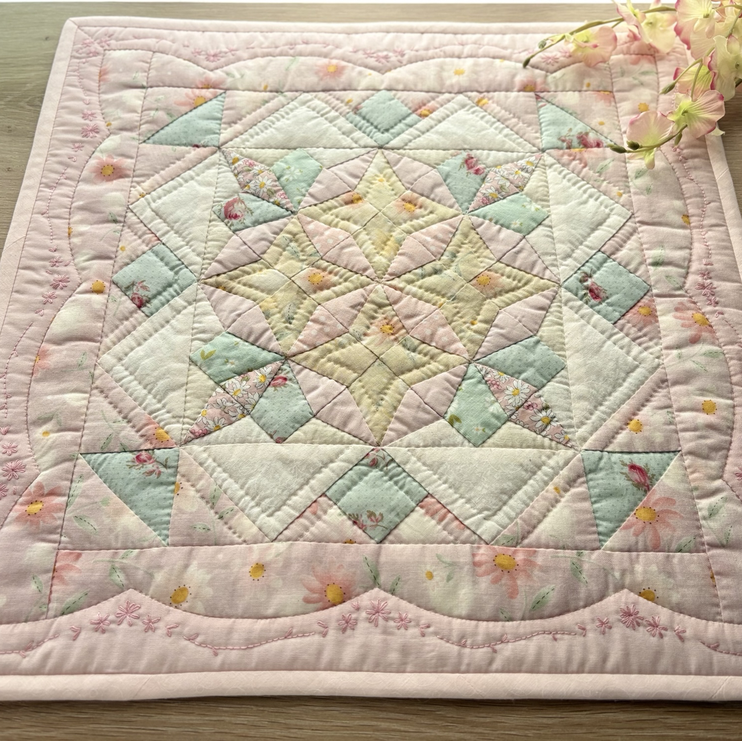 春色🌸パッチワーク キルト タペストリー - LAPIN'S GALLERY | minne