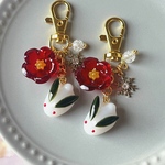 雪うさぎと梅の花のキーホルダー　レジン　冬　春　フラワー
