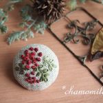 ナナカマドの刺繍のブローチ