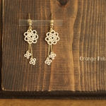 3 flowersのピアス・イヤリング(ナチュラルカラー)