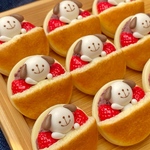 【えぬめい堂】いちごどら焼き🍓🐶　キーホルダー　和菓子　フェイクスイーツ　フェイクフード　樹脂粘土　どら焼き　バレンタイン　プレゼント　春　花見