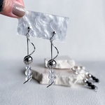 ♡40【再販】シルバー × クリア ツイスト ウェーブ シンプル トレンド 大ぶり ゆらゆら ハンドメイド ピアス イヤリング チャーム じゃらじゃら 