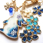 青の桜と雪のうさぎバッグチャーム　レジン