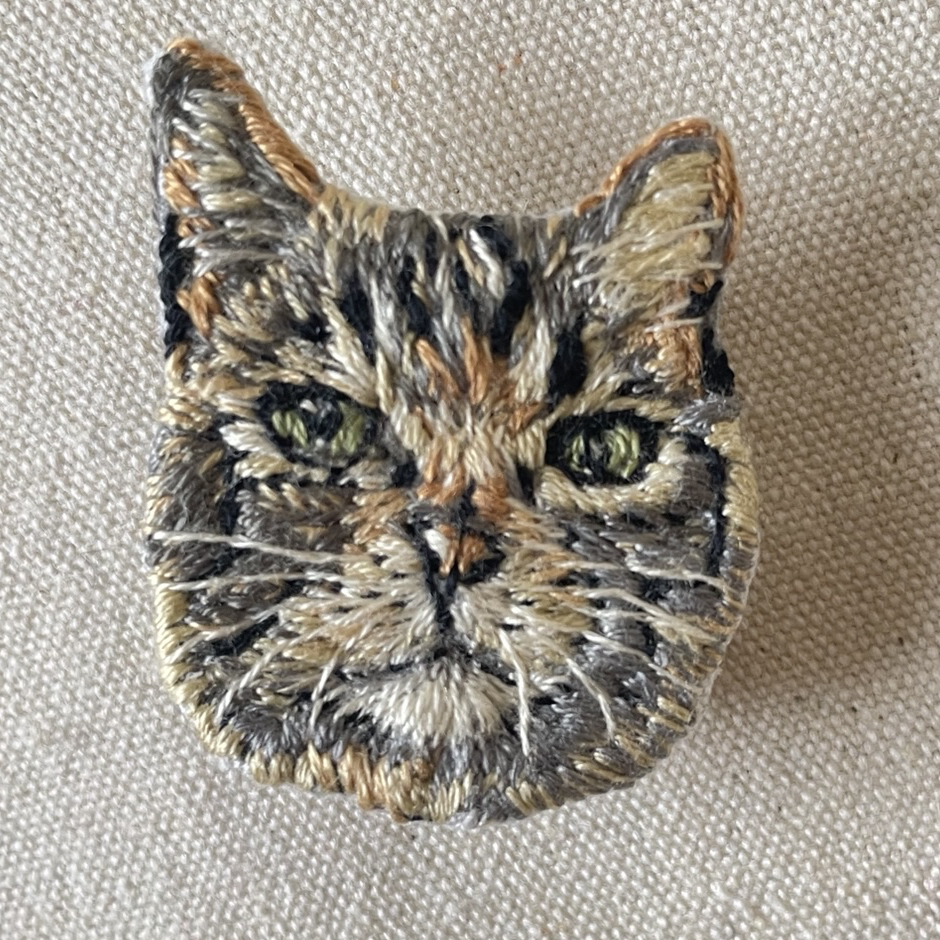 キジトラ猫　「今日は、こういう顔」| 猫　刺繍　ブローチ