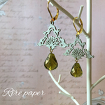 さんかくしずくのピアス／イヤリング グレー×カーキ