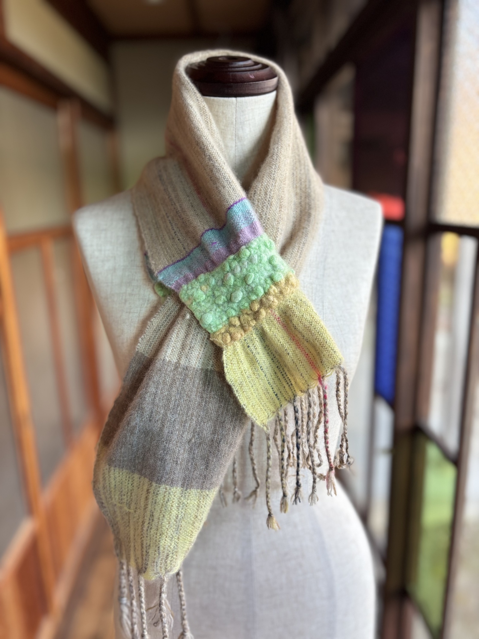 やさしいベージュの穴付きカシミヤショートマフラー