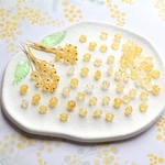 200個以上★6mm×4mmミモザ　バラ　ミニお花の樹脂ビーズ  金粉入り、イエローグラデーション