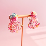 春色ピンクのハッピー小花ピアス／イヤリング｜小さなお花ときらめくビーズの耳飾り　