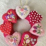フェルトと刺繍のバレンタインリース12