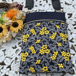 サコッシュ　ミモザ豪華刺繍生地　濃紺色　黄色の花　人気　ファスナーポケット　太めのベルト