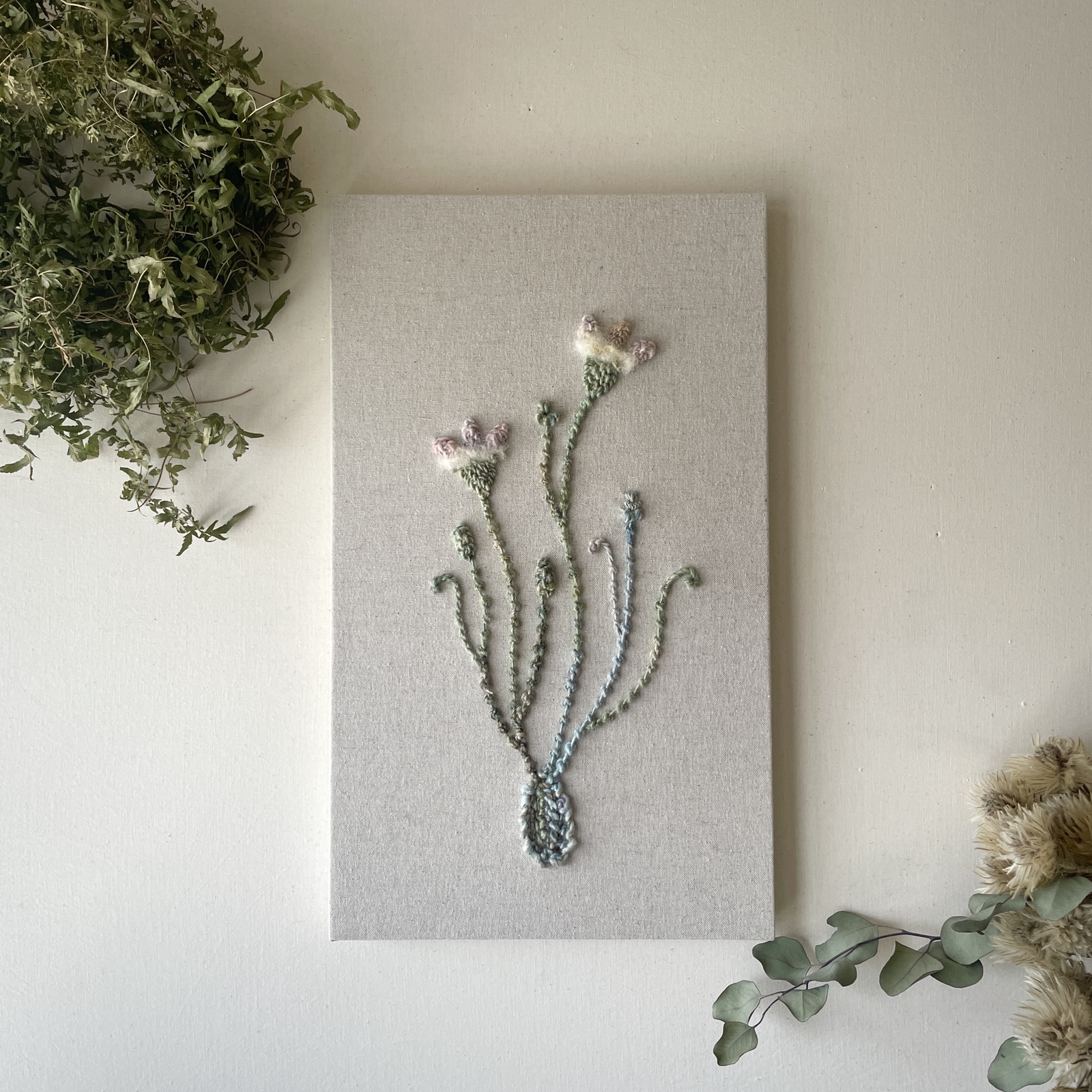 『手紡ぎ糸のお花. j'』手刺繍ファブリックパネル