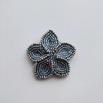 シルバーブルーのプルメリア ビーズ刺繍ブローチ