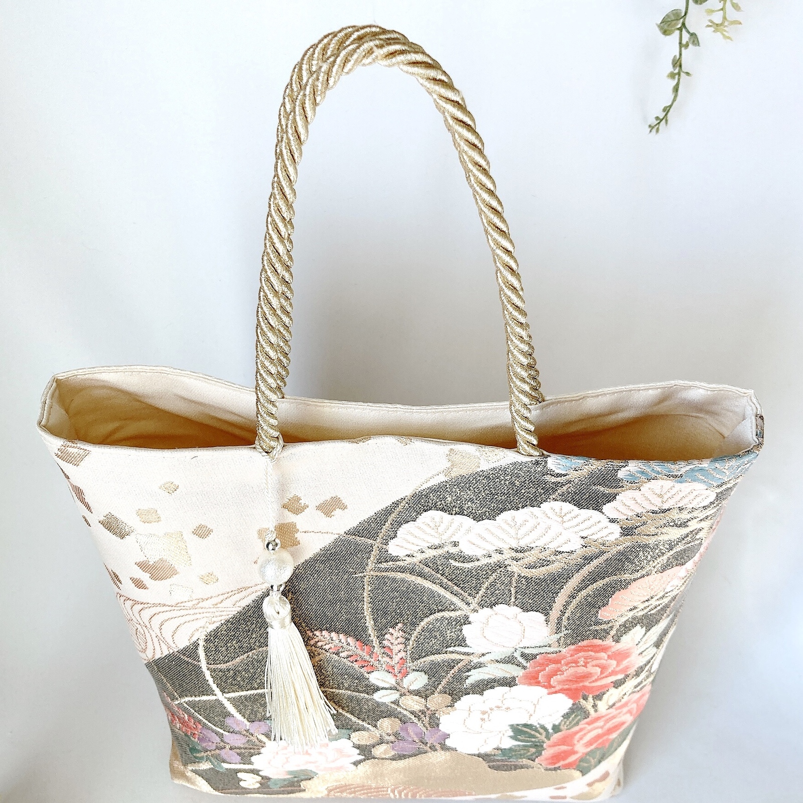 帯バッグ【萩牡丹紋様】金箔 着物帯リメイクバッグ - 彩鳥〜irodori