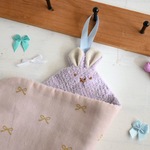 名入れ可♪ループ付きタオル☆うさちゃん（くすみピンク×ミモザ柄）