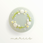 シロツメクサのリース 刺繍くるみボタン(選べるスマホグリップ/ブローチ/ヘアゴム)