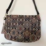 💐《再販》インド刺繍バッグ　インド刺繍ショルダーバッグ　バッグ　ショルダーバッグ　インド刺繍　刺繍バッグ　ギフト　タッセル付き　ブラック　ダーツ(マチ付き)