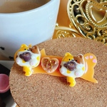 カフェにゃテ ヘアクリップ（キャラメルラテ）／カフェラテ／猫 ネコ 三毛猫／オレンジ イエロー／肉球 カップ コーヒー カフェオレ チョコ ハート リボン