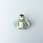 浮輪 皇帝ペンギンひな 漆ブローチ