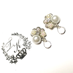  涙の揺れるパールの華ピアス