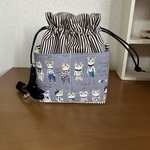【猫好き必見】2WAYおしゃれ猫の巾着ショルダーバッグ　ブラウン細ストライプ✖️グレイ　ねこ柄 巾着ショルダーバッグ｜ハンドメイド 猫イラスト 大人かわいい