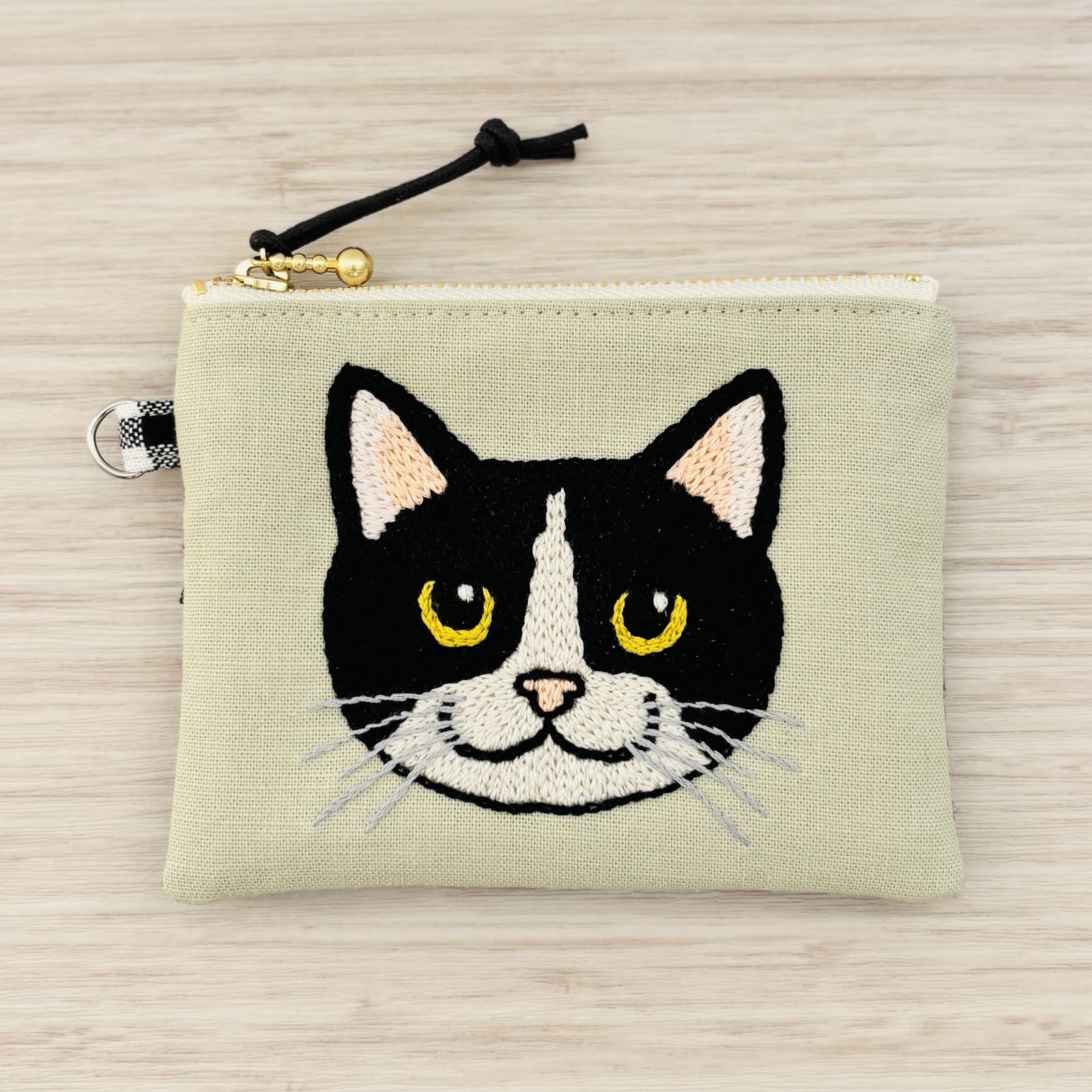 ハチワレねこ（白黒）の手刺繍 12センチファスナーフラットポーチ