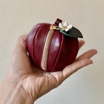 【受注製作（納期約2週間）】革りんごのミニポーチ「pomme」ダークレッド［お花付き］
