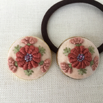 刺繍ヘアゴム&ブローチSガーベラ(あずき)