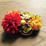 小花とつまみ細工のヘアクリップ