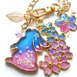 青と紫のうさぎと桜のお花見バッグチャーム　レジン