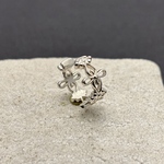 【50％OFF！】連続したお花デザインのイヤーカフ（片耳用）