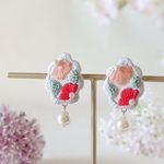 　お花の刺繍ピアス/イヤリング　花手水　（グレー　赤）