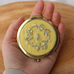 刺繍のコンパクトミラー/　草木染め　もみの木