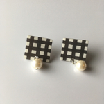 新作！パールが揺れるモノトーンチェック柄ピアス