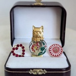 花ネコ zwei｜赤い花が咲く頁に佇む猫、ノスタルジックなチェコガラスボタンブックマーカー