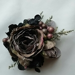 スモーキーグレーの薔薇コサージュ