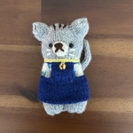 棒針で編んだ　猫の編みぐるみブローチ