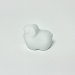 豆粒サイズのヒツジのフィギュリン(高さ約3cm)