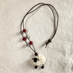 小さな羊の羊毛フェルトのネックレス🐑（bristolcream様ご予約済みです）