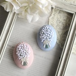 かすみ草とリボンのブーケ刺繍ブローチ（水色・ピンク）