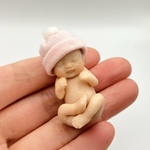 ミニチュア赤ちゃん人形 ポンポン帽子の眠りベビー（約4cm／樹脂粘土ドール）女の子