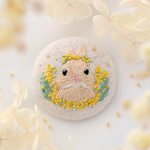 《送料無料》刺繍 ブローチ うさぎ くるみ ボタン 動物モチーフ ミモザ 春 花冠 母の日 プレゼント ギフト ナチュラル 枯れない花
