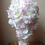 再販。桜と胡蝶蘭のキャスケードブーケ。ニュアンスを変えて♪ブートニア付き♪生花みたいに綺麗な造花です♪高品質なのに安い